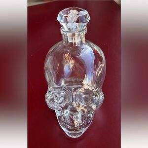 Crystal Skull 50-Yr Limited Edition Rolling Stones Vodka Bottle 3D-Lips Stopper